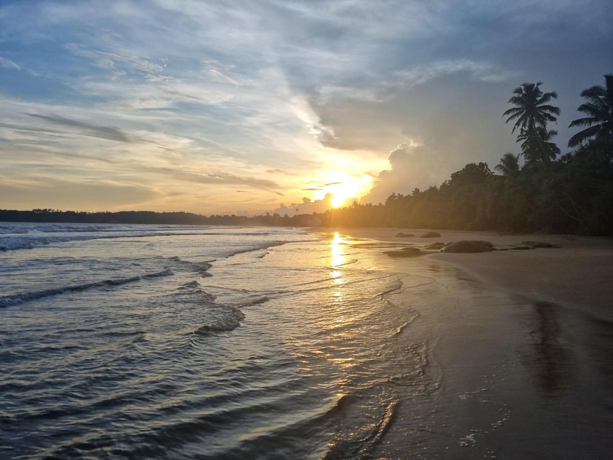 Relax Beach House Tangalle Buitenkant foto