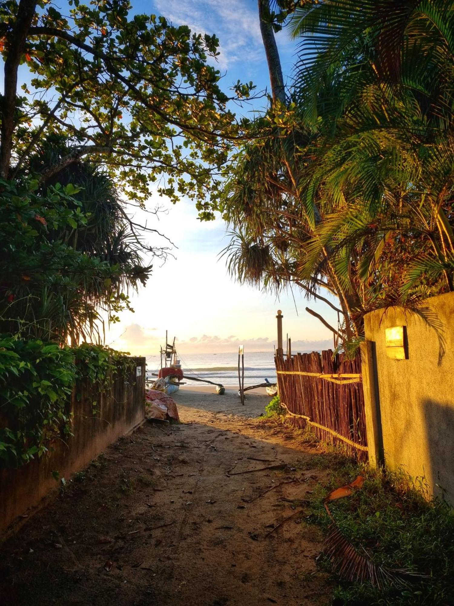 Relax Beach House Tangalle Buitenkant foto